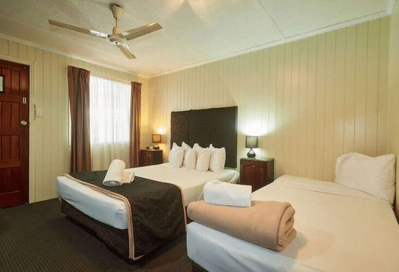 מוטל Country Plaza Motor Inn