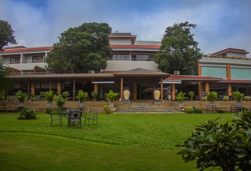 منتجع Club Mahindra Hatgad