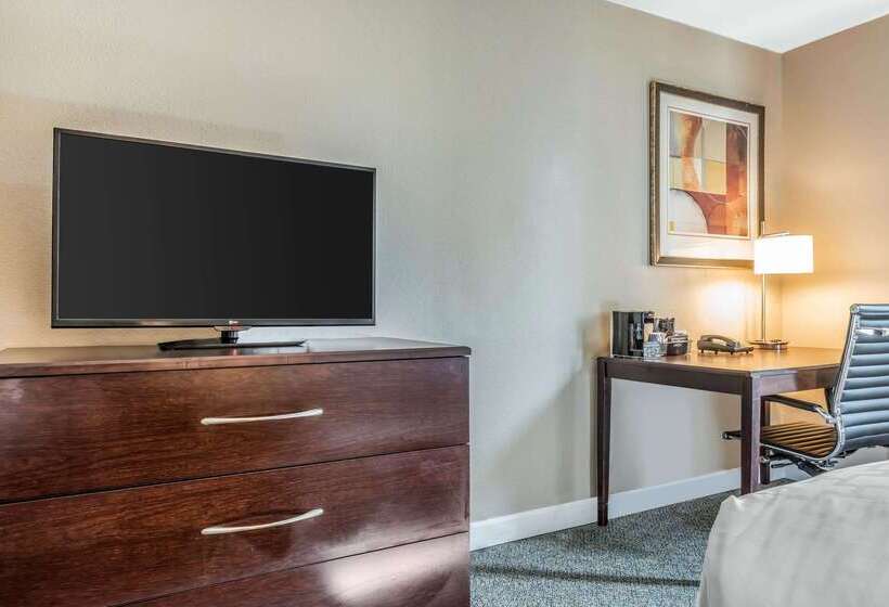 בית מלון כפרי Clarion Inn