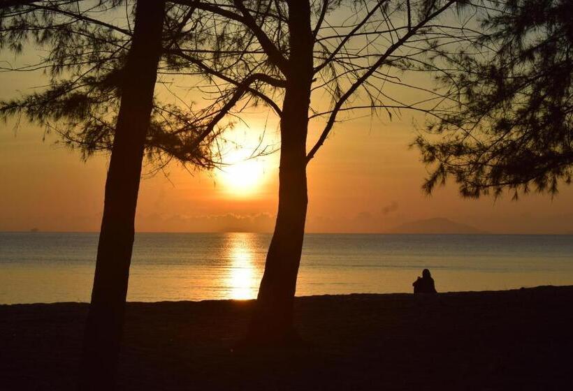 فندق Pandan Laut Beach Resort