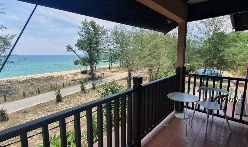 فندق Pandan Laut Beach Resort