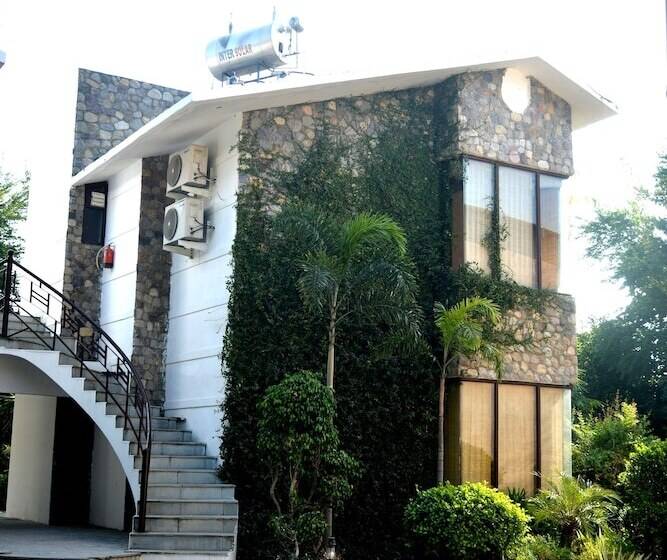هتل The Roar Resort