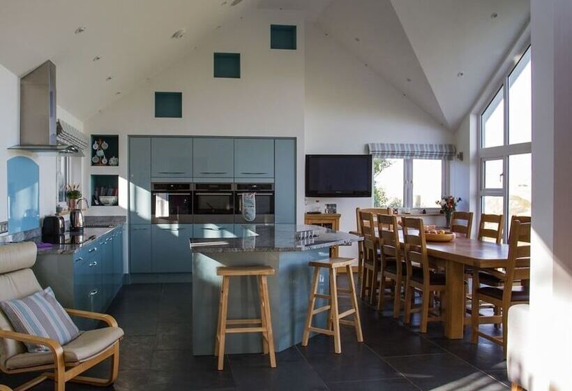 Пансион Holywell Bay B&b