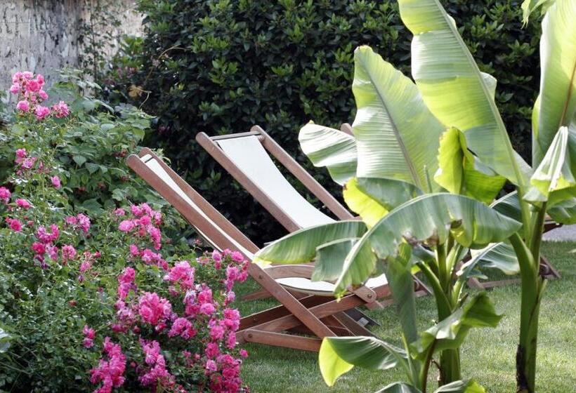 هتل La Villa Fleurie