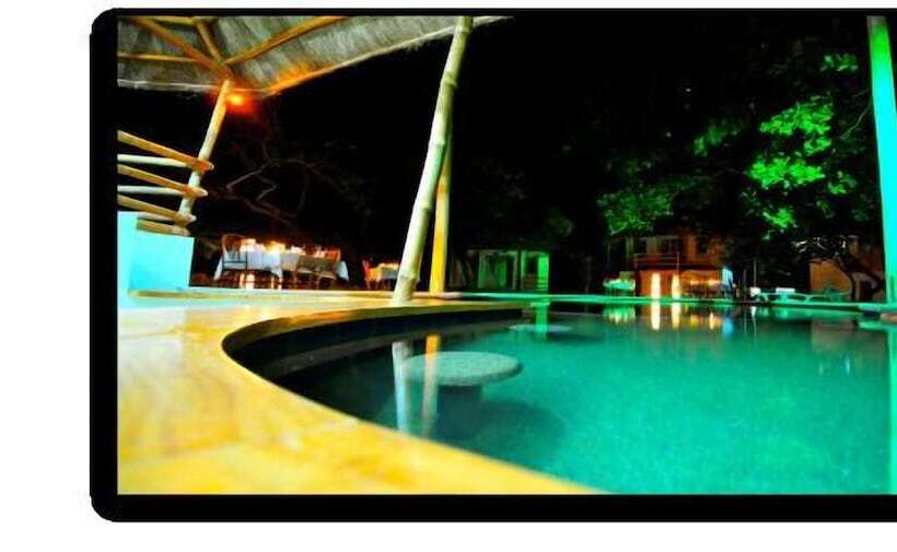 تختخواب و صبحانه Cashew Grove Beach Resort