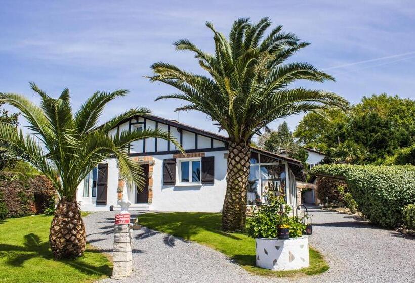 تختخواب و صبحانه Villa Yoda