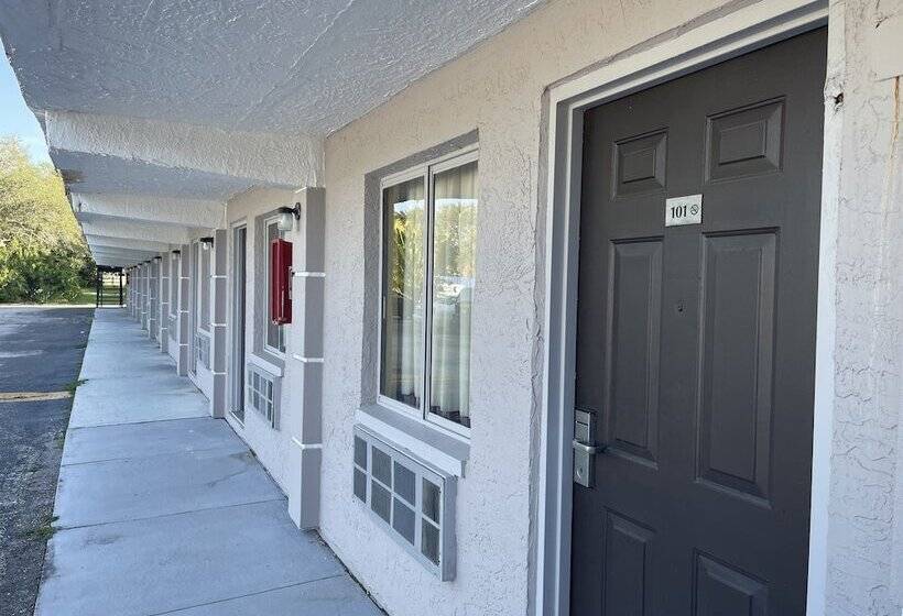 هتل Clearwater Inn