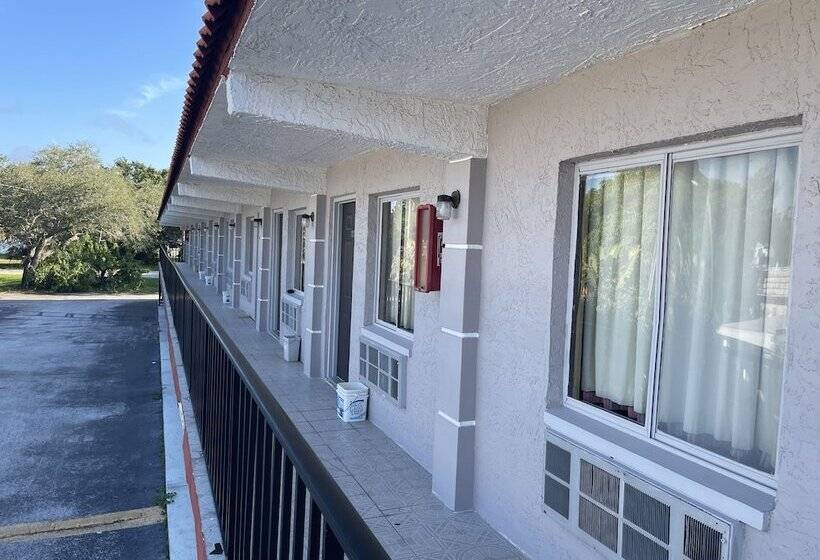 هتل Clearwater Inn