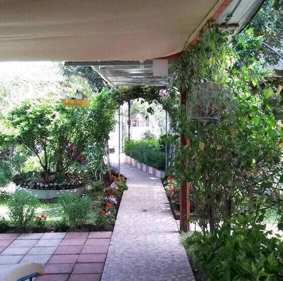 هتل Hostal El Parque Tababela