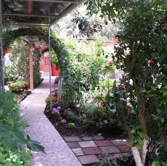 هتل Hostal El Parque Tababela