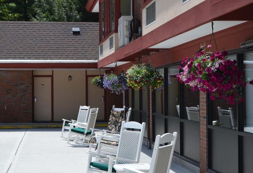 هتل The Inn At Crumpin Fox