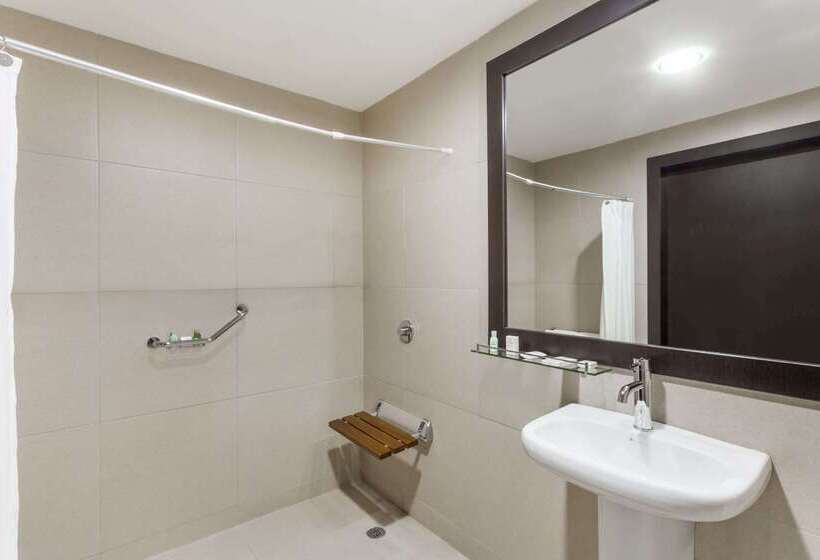 هتل Wyndham Quito Airport