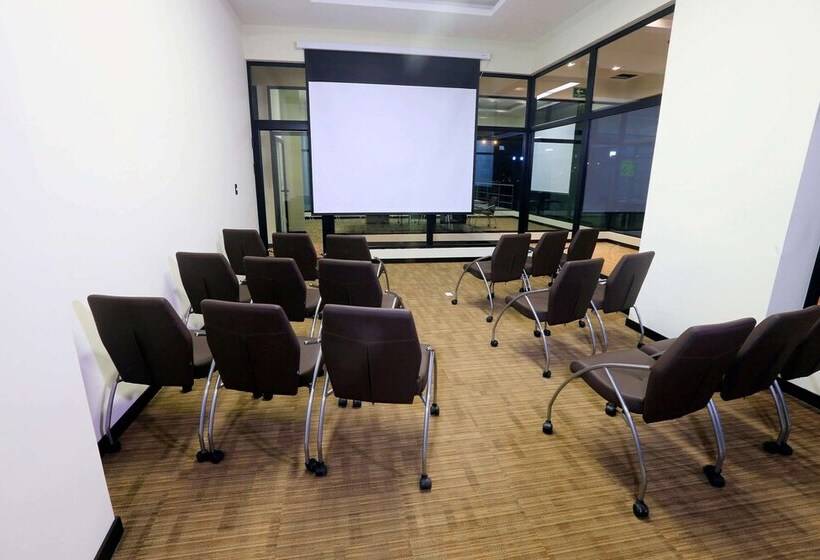 هتل Wyndham Quito Airport