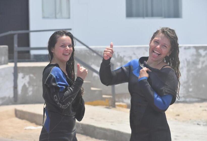 هاستل Waves Surf Camp Peru