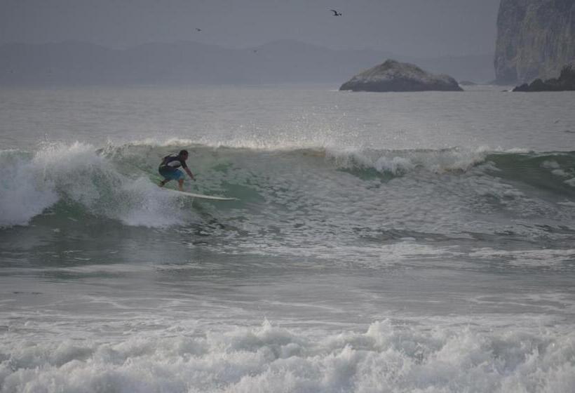 هاستل Waves Surf Camp Peru