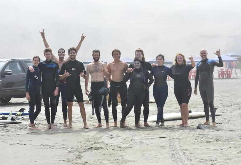 هاستل Waves Surf Camp Peru