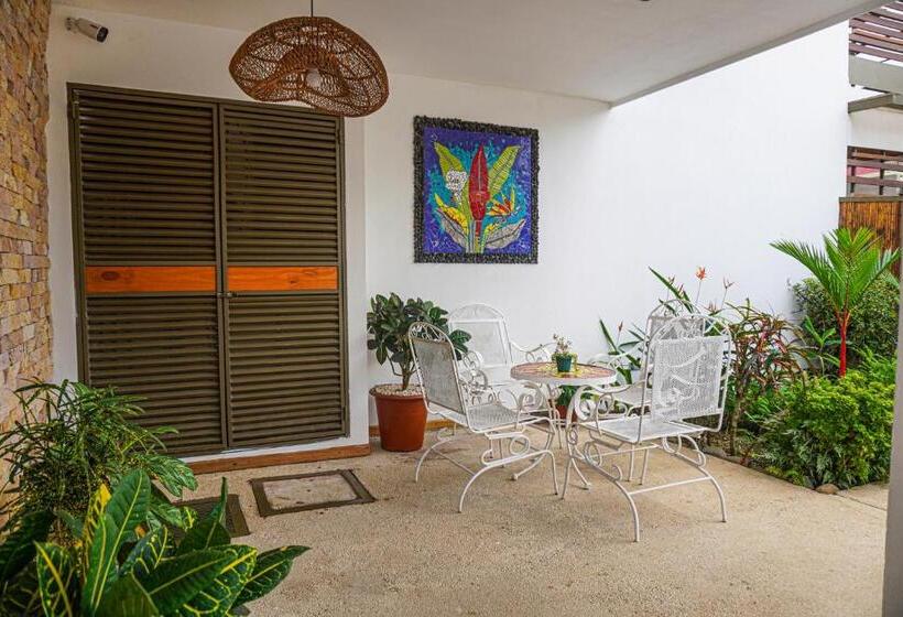 تختخواب و صبحانه La Fortuna Lodge By Treebu Hotels