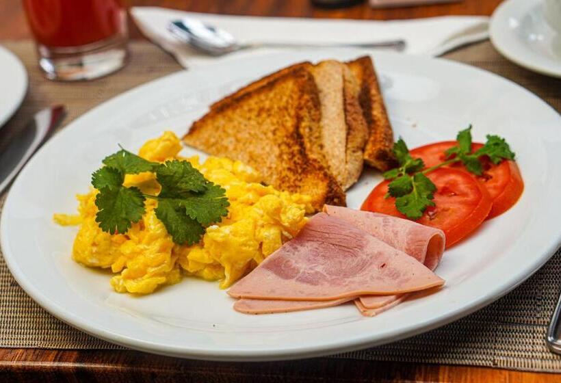 تختخواب و صبحانه La Fortuna Lodge By Treebu Hotels