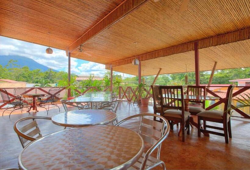 تختخواب و صبحانه La Fortuna Lodge By Treebu Hotels