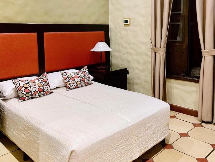 هتل 1915 Inn & Suites