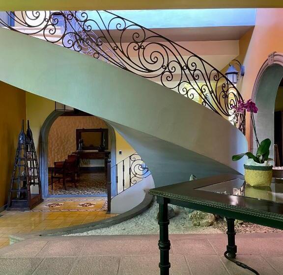 هتل 1915 Inn & Suites