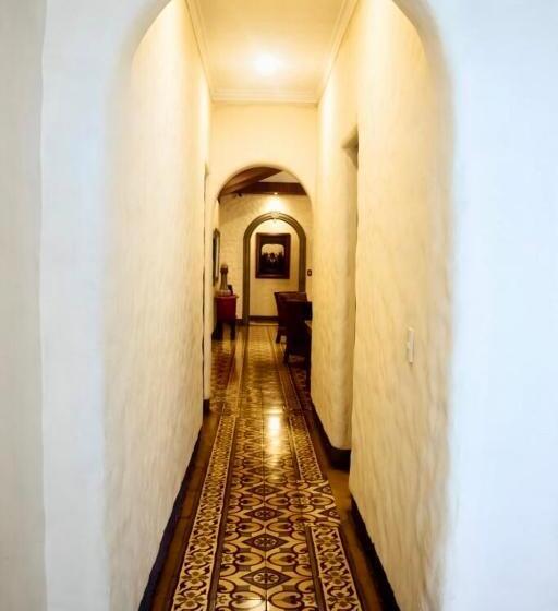 هتل 1915 Inn & Suites
