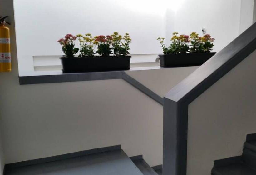 هتل Hostal Lleras Calle 8