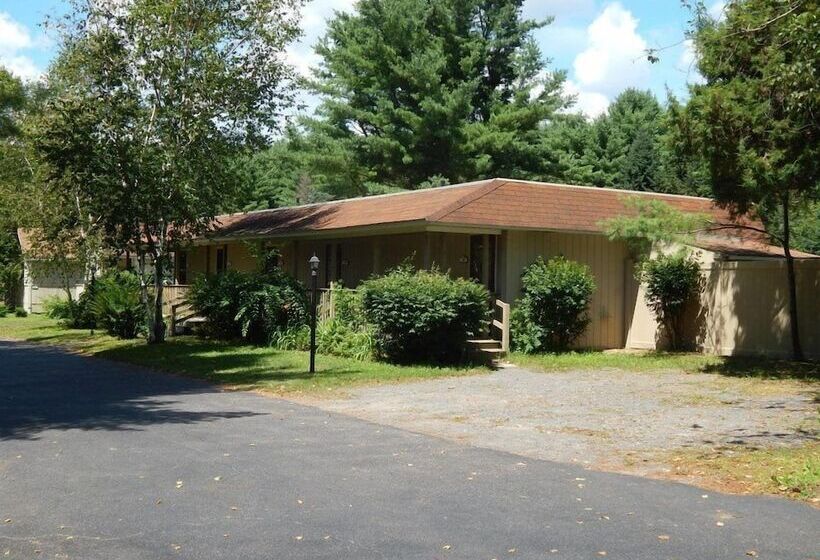 Kennebunk Gallery Motel And Cottages