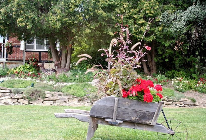 Отель Burleys Gardens And Suite