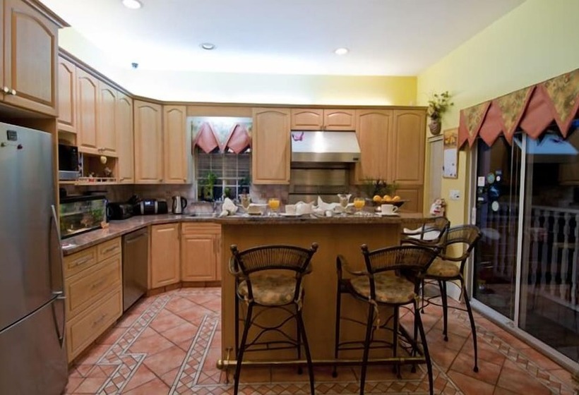 هتل Ocean Breeze Executive Bed And Breakfast