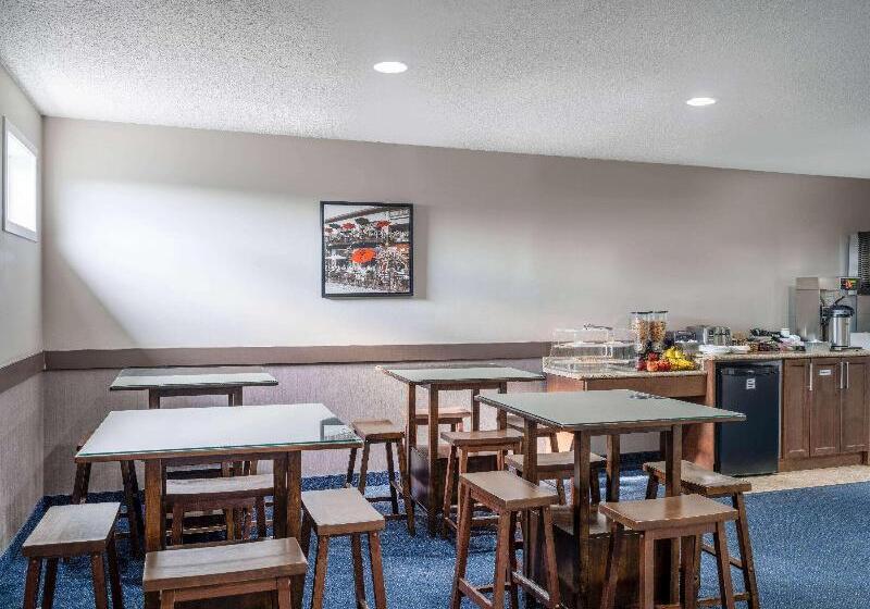 فندق Travelodge By Wyndham Wetaskiwin