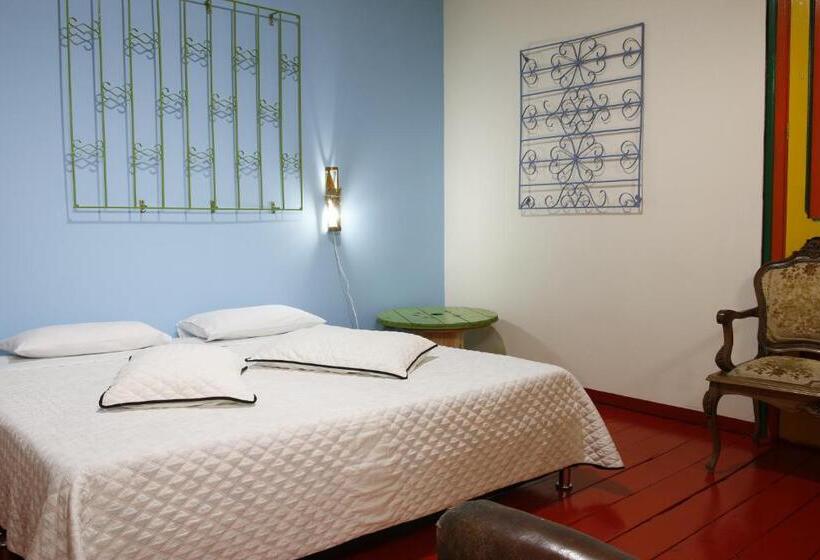 هاستل Golden Frog Manizales