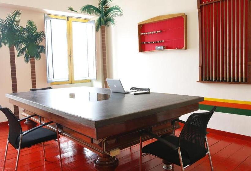 هاستل Golden Frog Manizales