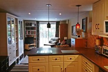 هتل Creekside B&b