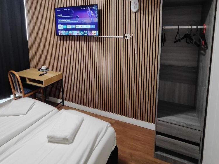 هتل Holland Lodge