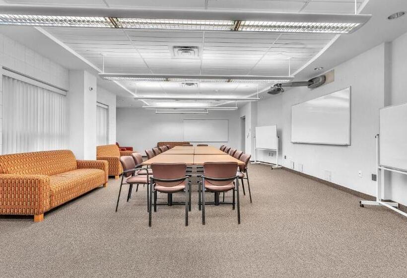 هتل Residence & Conference Centre   London
