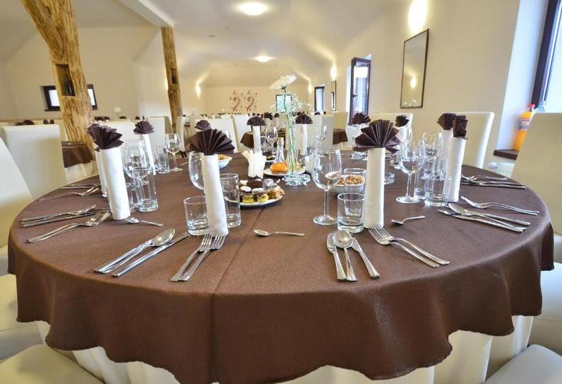 تختخواب و صبحانه Pensiune Restaurant Flamingo