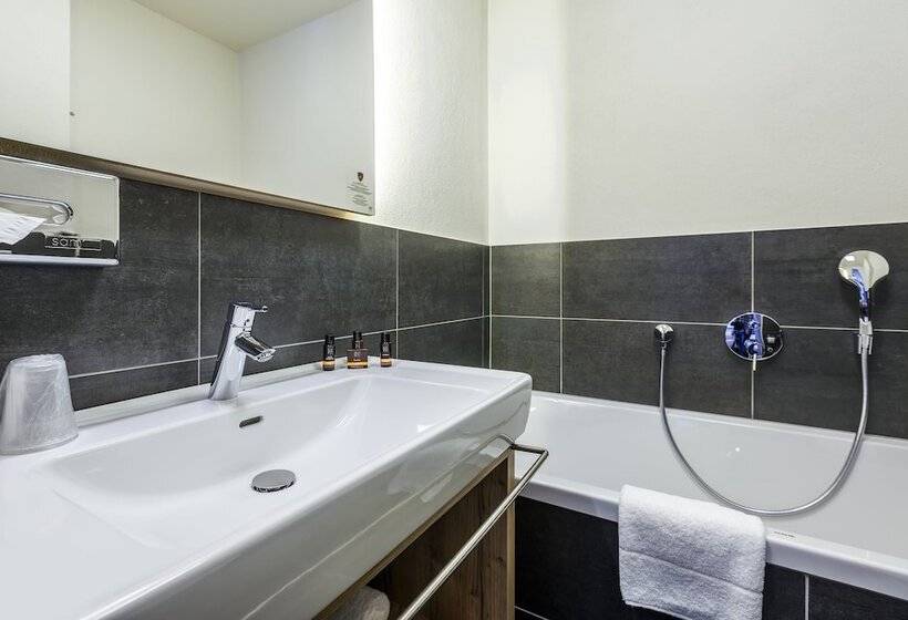 هتل Avenida Mountain Lodges Saalbach