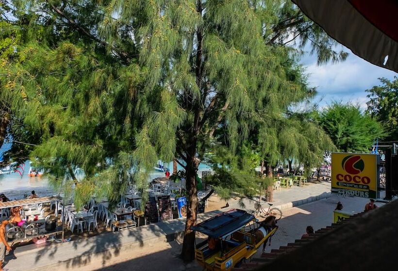 Отель Reddoorz At Ocean 2 Gili Trawangan