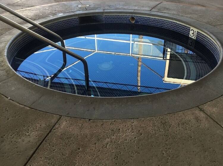 هتل Sandpiper Springs Spa & Retreat