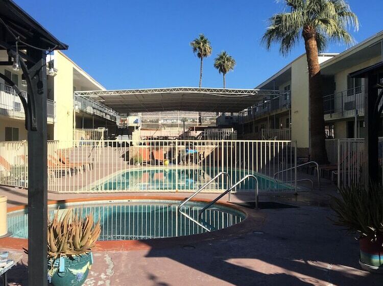 هتل Sandpiper Springs Spa & Retreat