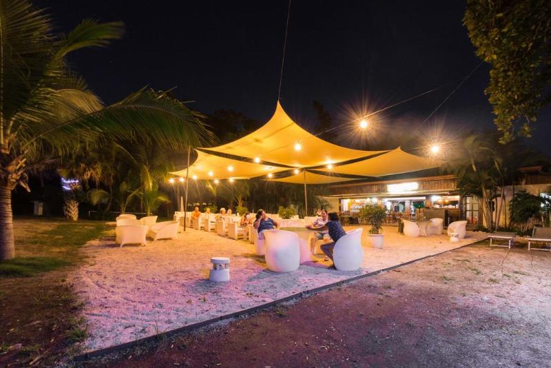 استراحتگاه Café De Playa Beach Front