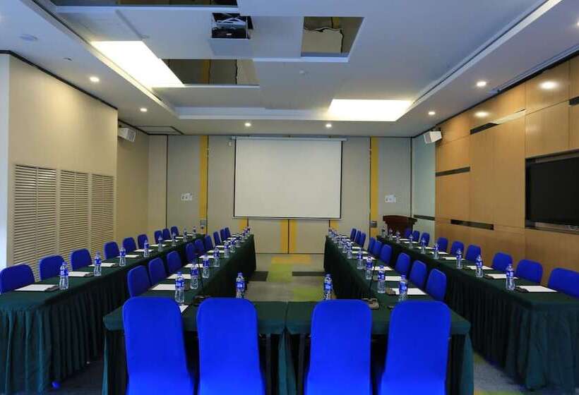 هتل Holiday Inn Express Zhangjiakou Park View