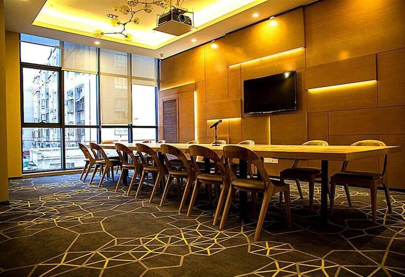 هتل Holiday Inn Express Zhangjiakou Park View