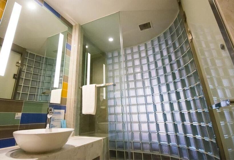 هتل Holiday Inn Express Zhangjiakou Park View