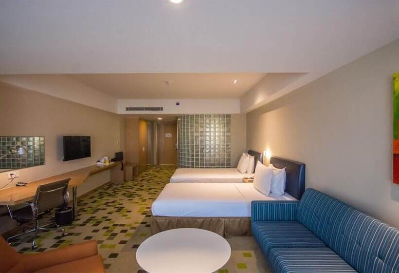 هتل Holiday Inn Express Zhangjiakou Park View
