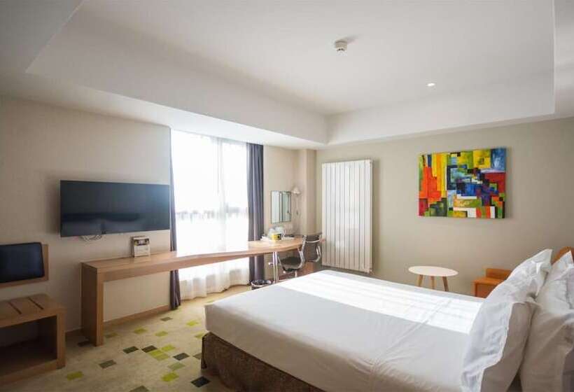 هتل Holiday Inn Express Zhangjiakou Park View