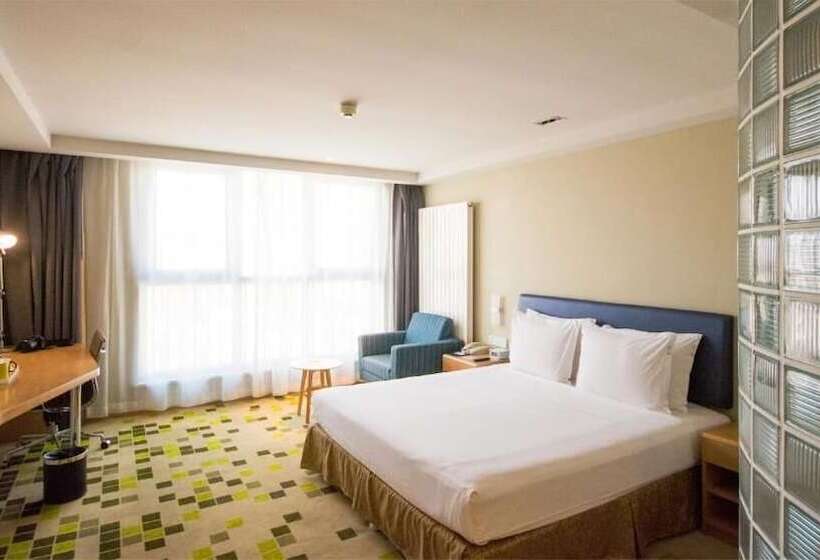 هتل Holiday Inn Express Zhangjiakou Park View
