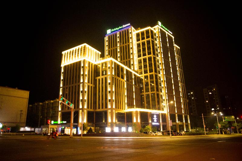 هتل Holiday Inn Express Zhangjiakou Park View