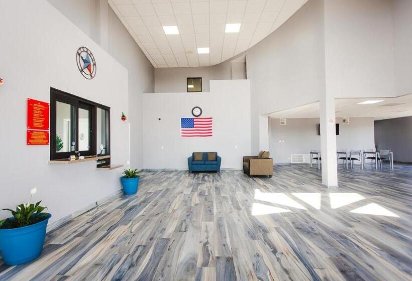 מוטל Econo Lodge Inn & Suites